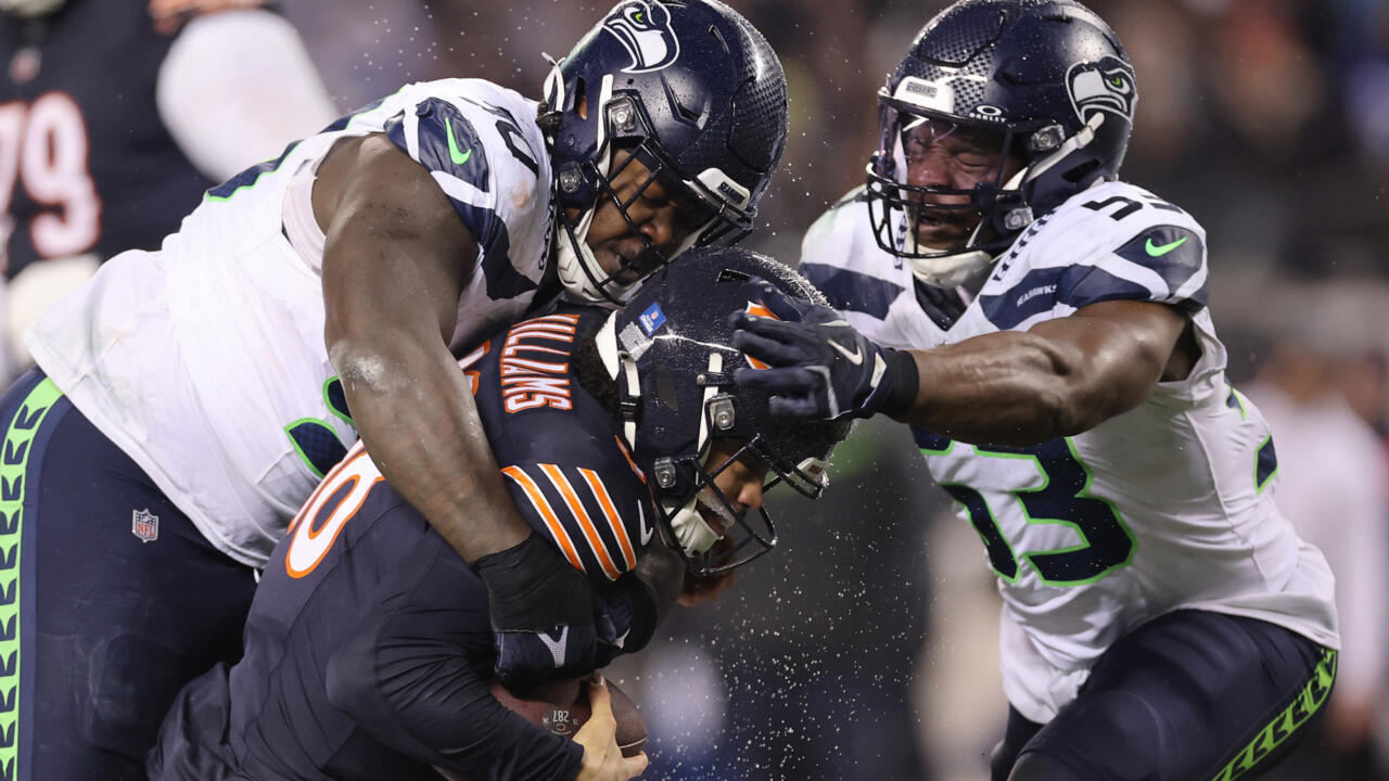 Seahawks edge Bears to boost NFL playoff hopes